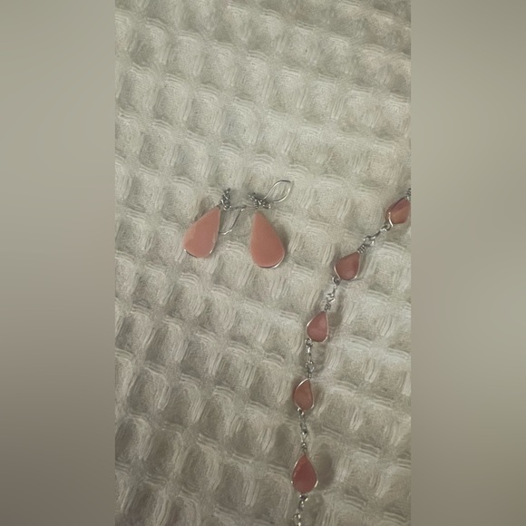 Pink matching necklace and earrings set. - Picture 3 of 3